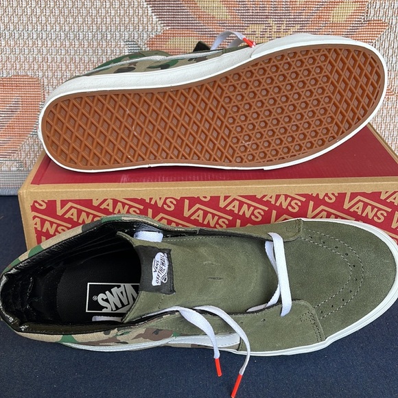 Vans Men’s Sk8-Hi
Camo Olive/White
VN0005U933
Sneakers - Picture 4 of 16